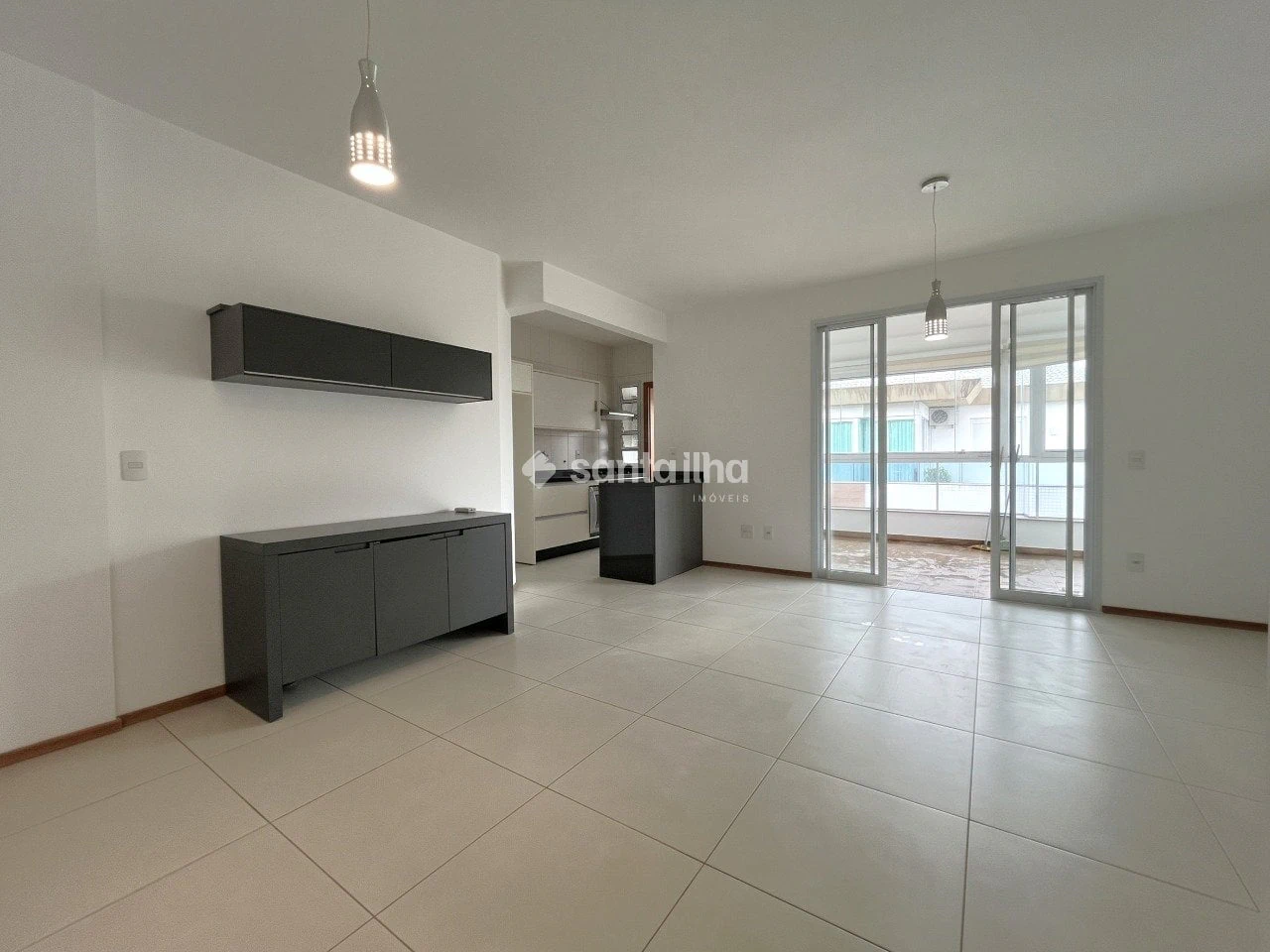 Balcony with a grill in a 2-bedroom apartment, 128 m² — photo 26
