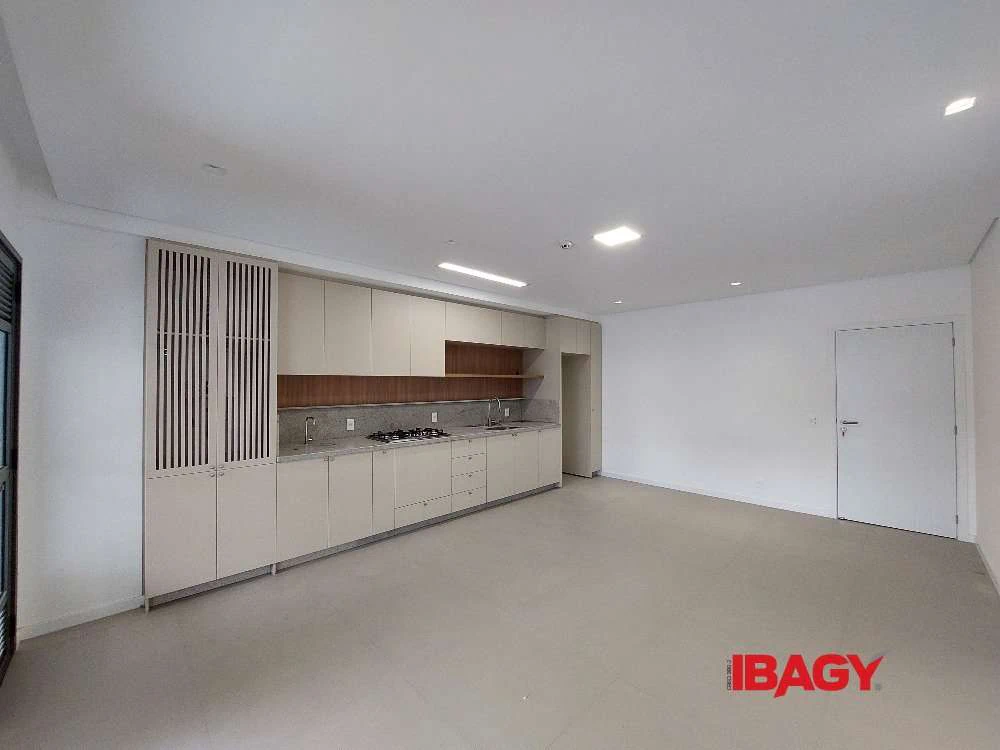 Apartment with 2 bedrooms and a private outdoor area — photo 3