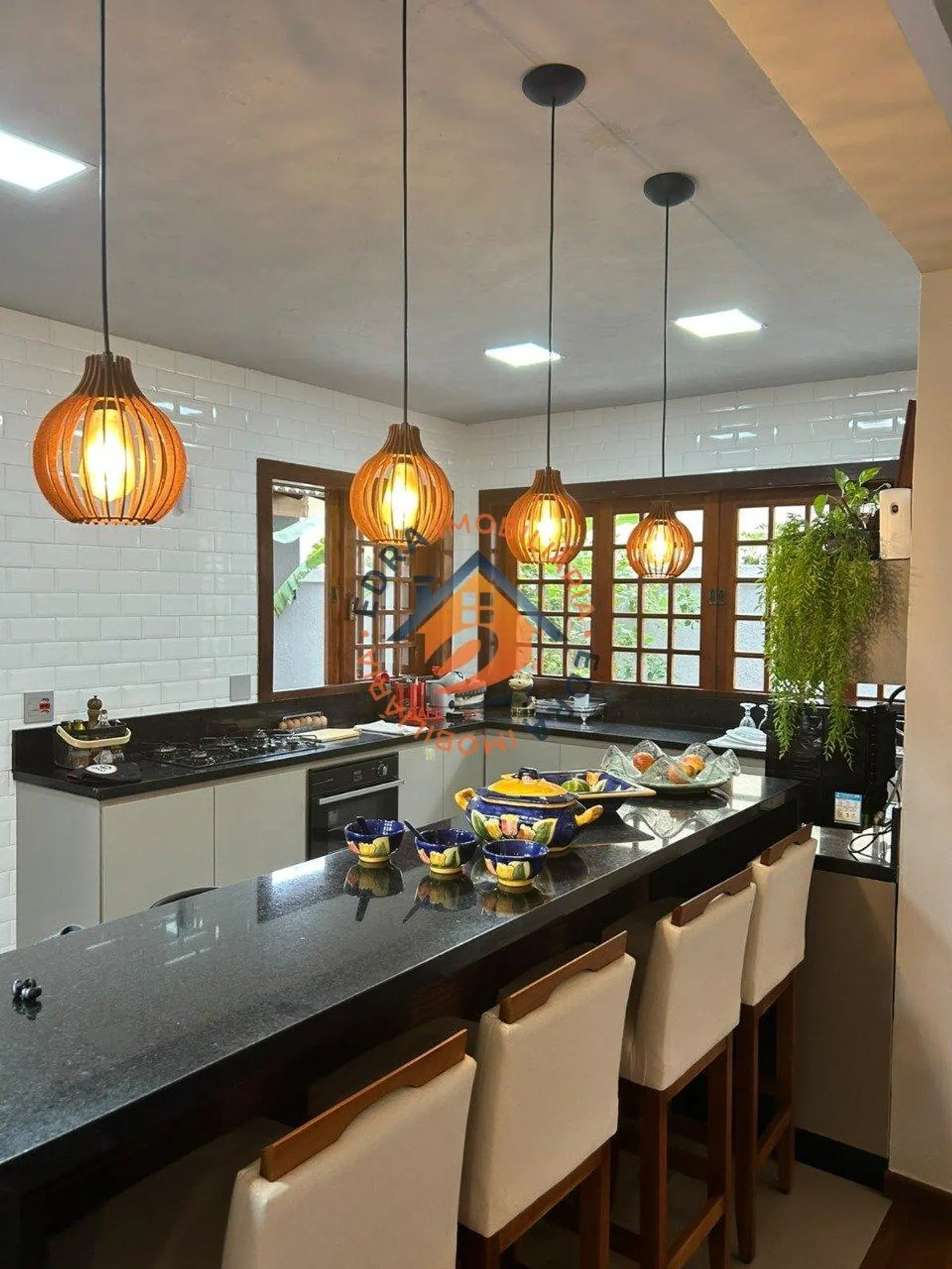 490 m² house with a glass-enclosed balcony and a garden