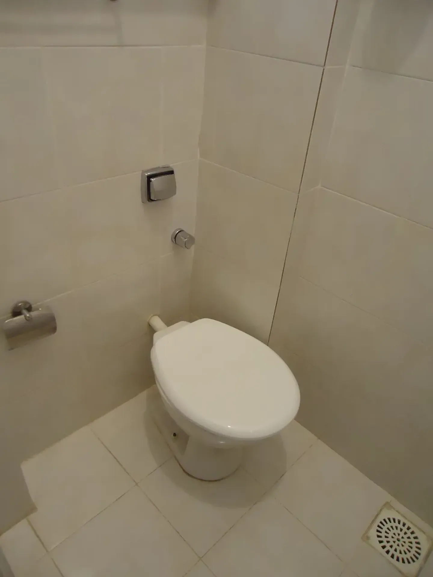 3-bedroom apartment with wood or laminate floors — photo 18