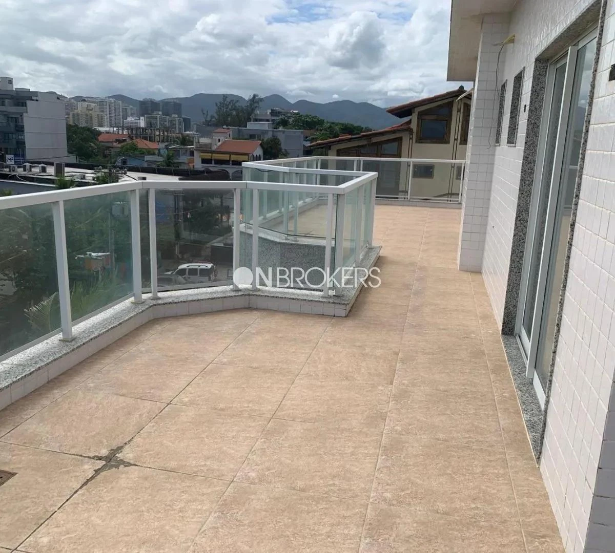 240 m² apartment with 4 en-suite bedrooms and balcony — photo 11