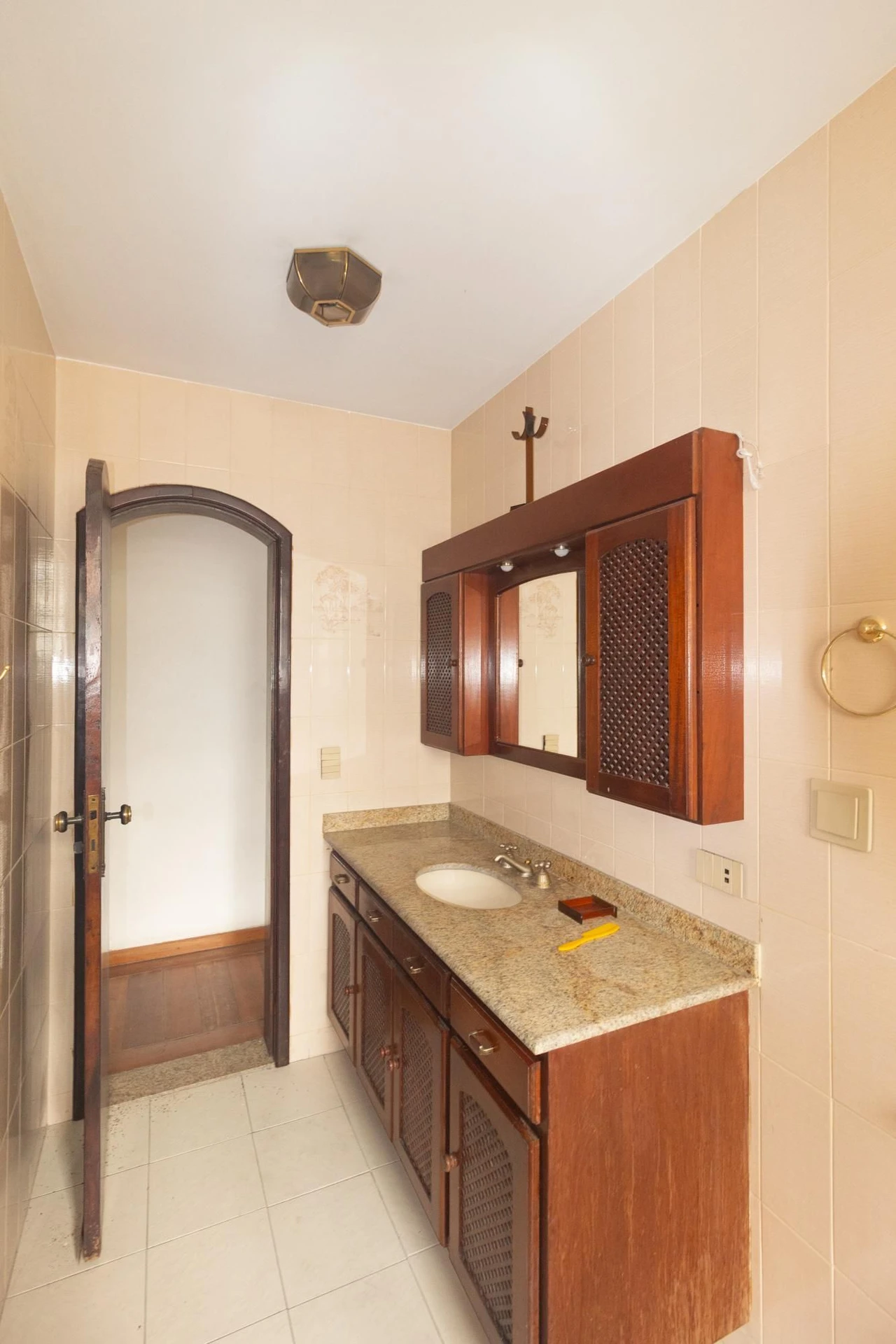 Bathtub in a 5-bedroom house, 626 m² — photo 48