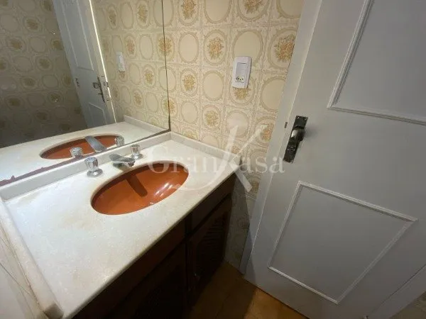 Apartment on the 6th floor with wood or laminate floors — photo 15