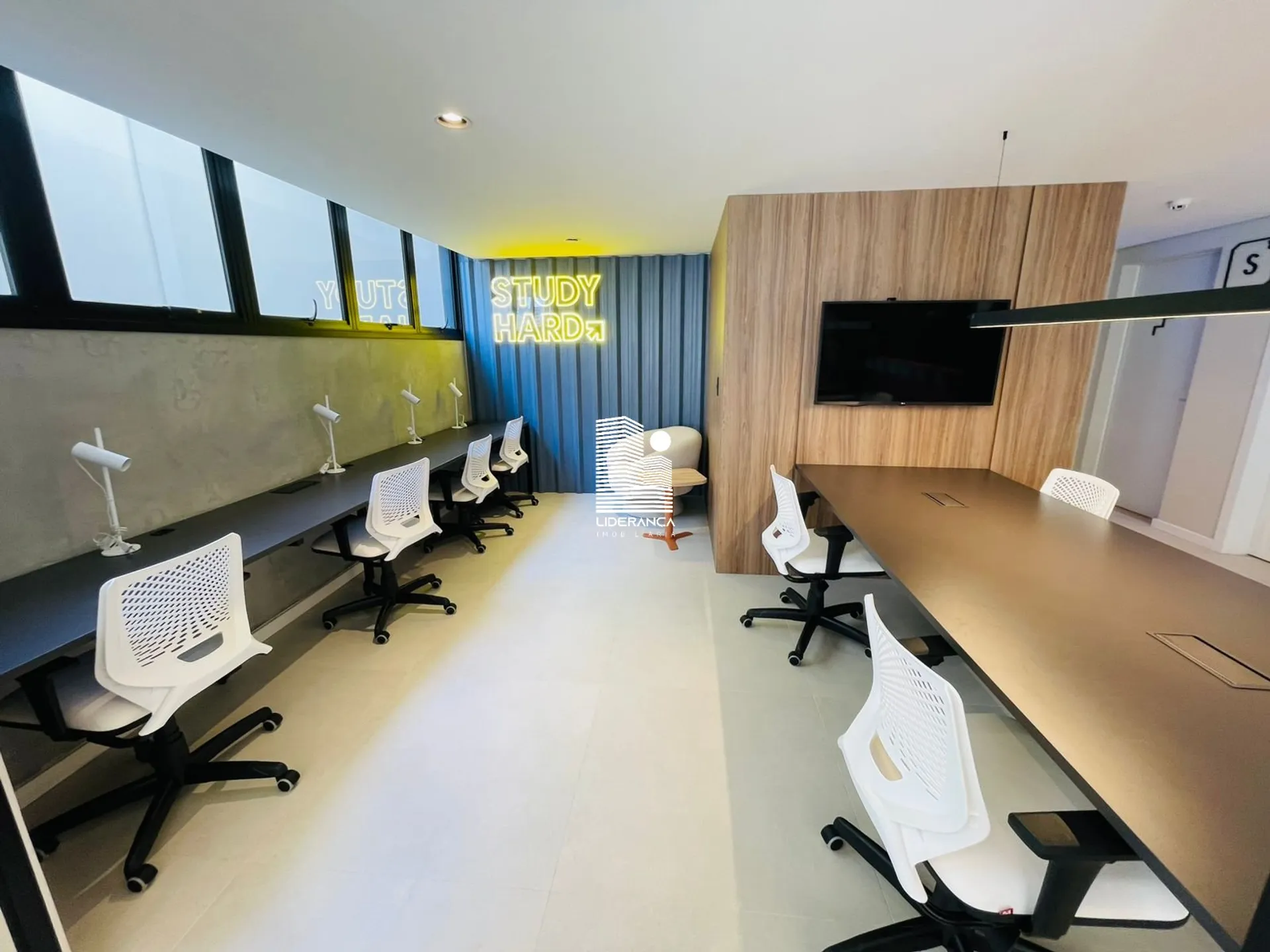 Floor-to-ceiling windows in a one-bedroom apartment, 17 m² — photo 12