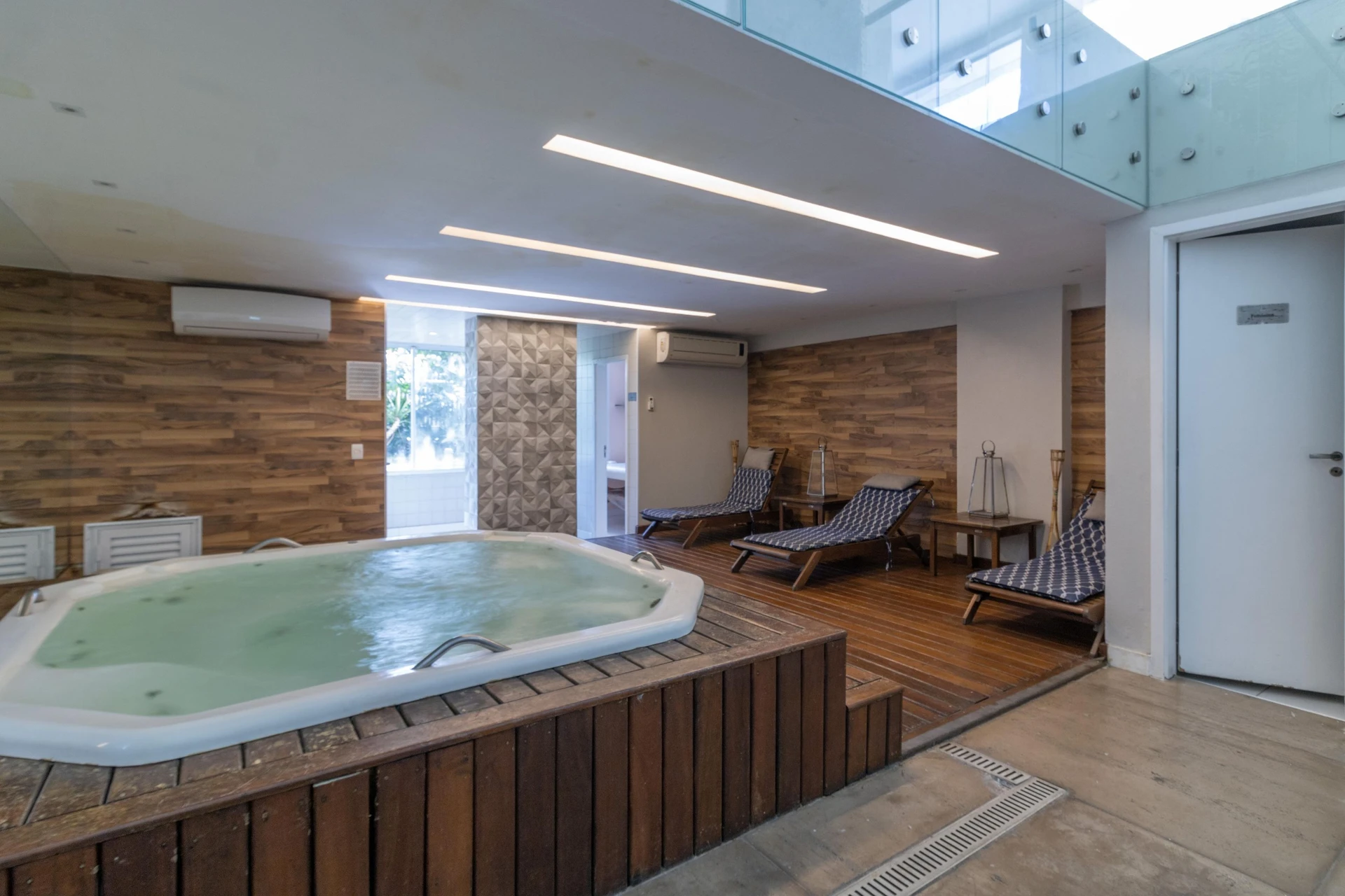 Квартира 107 м² з видом на воду та балконом із грилем — photo 44