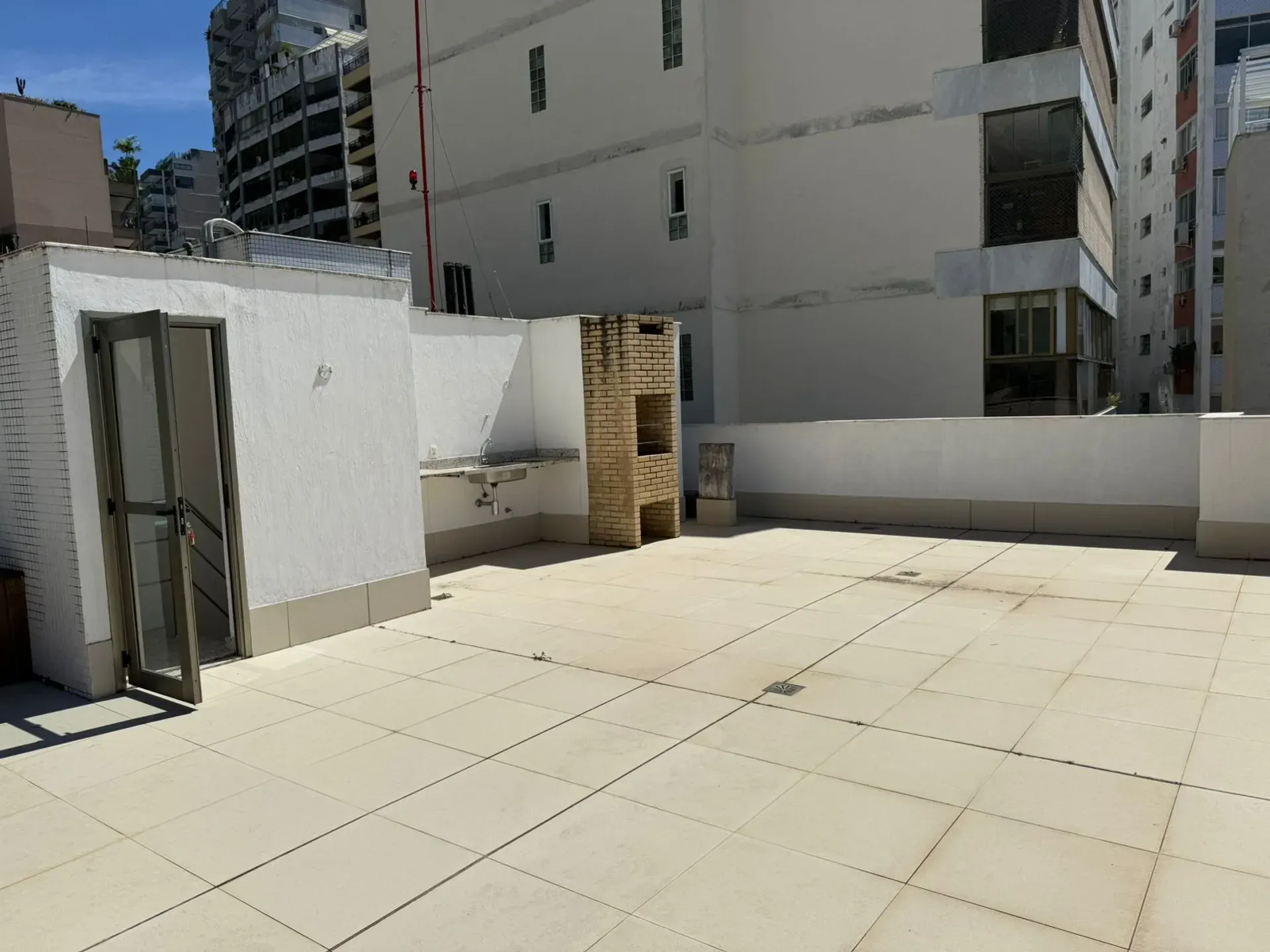 Apartment with balcony, 3 bedrooms and 2 parking spots — photo 35