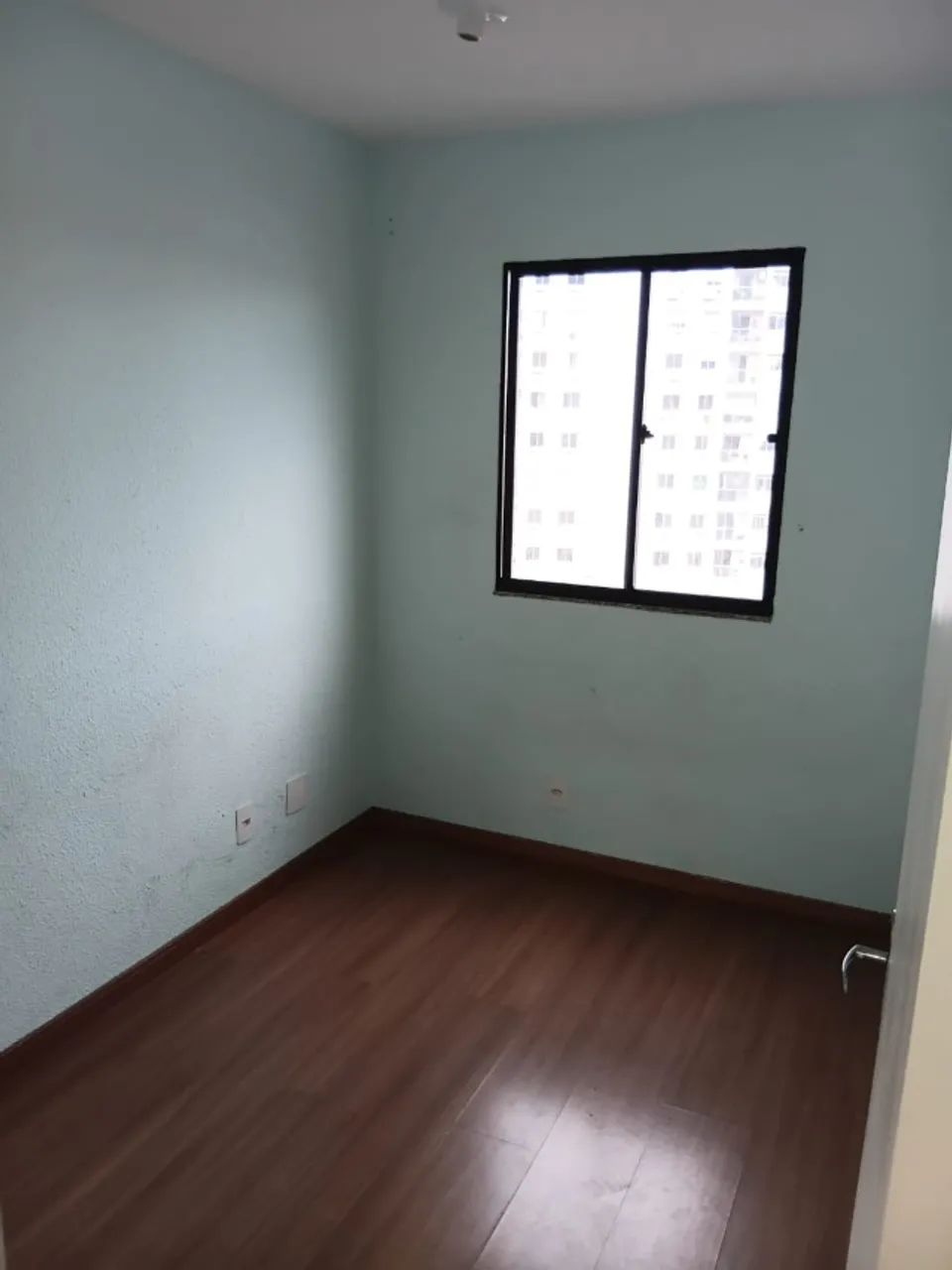 Apartamento com 2 quartos e piso de madeira na sala — photo 3