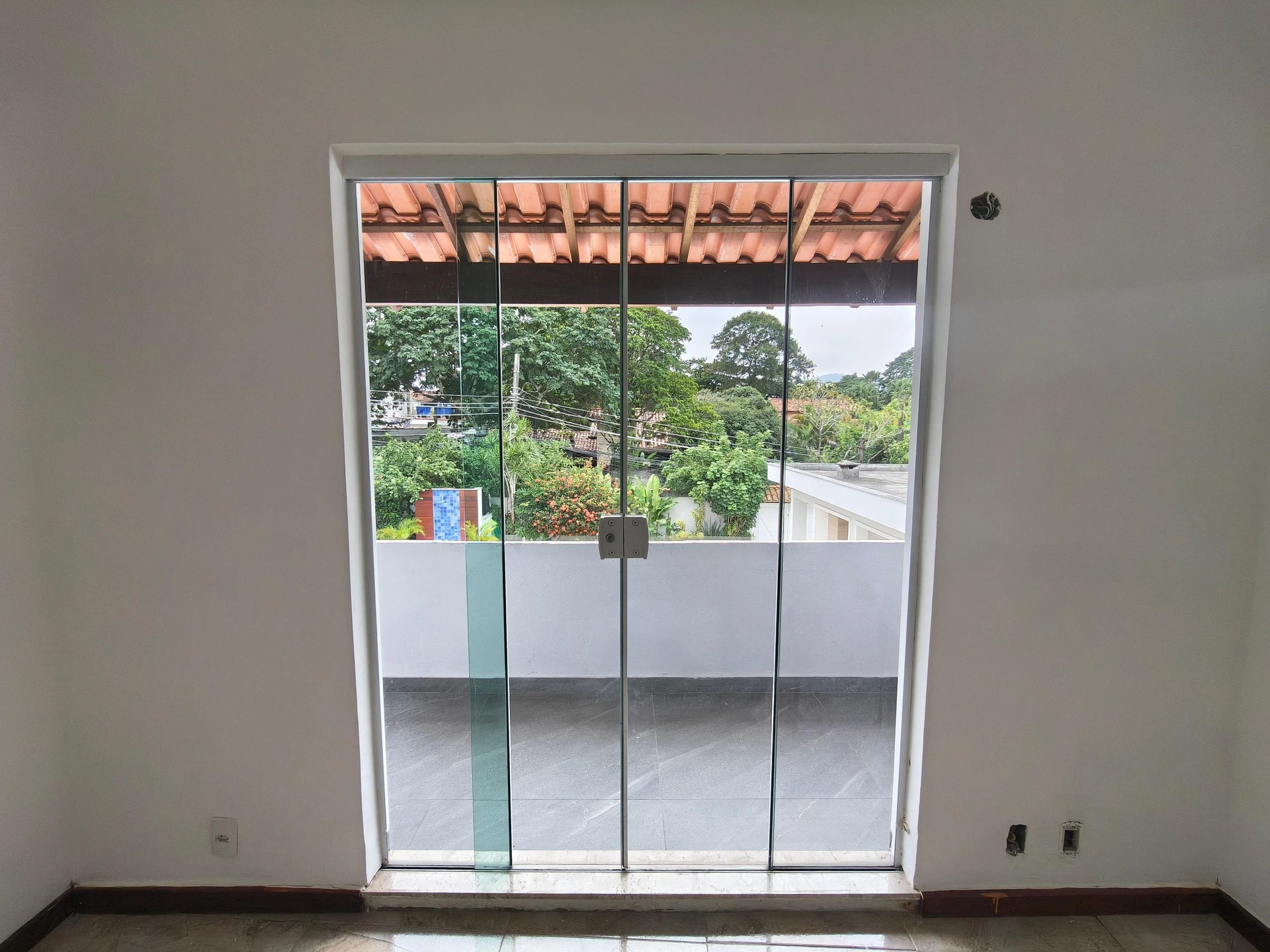 House with 3 bedrooms and an enclosed balcony — photo 24