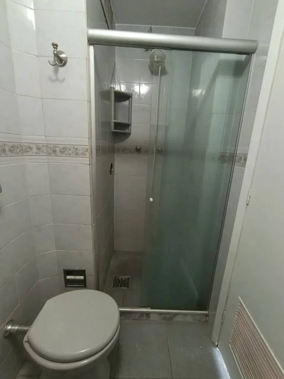 1-bedroom apartment with a glass-enclosed shower — photo 2