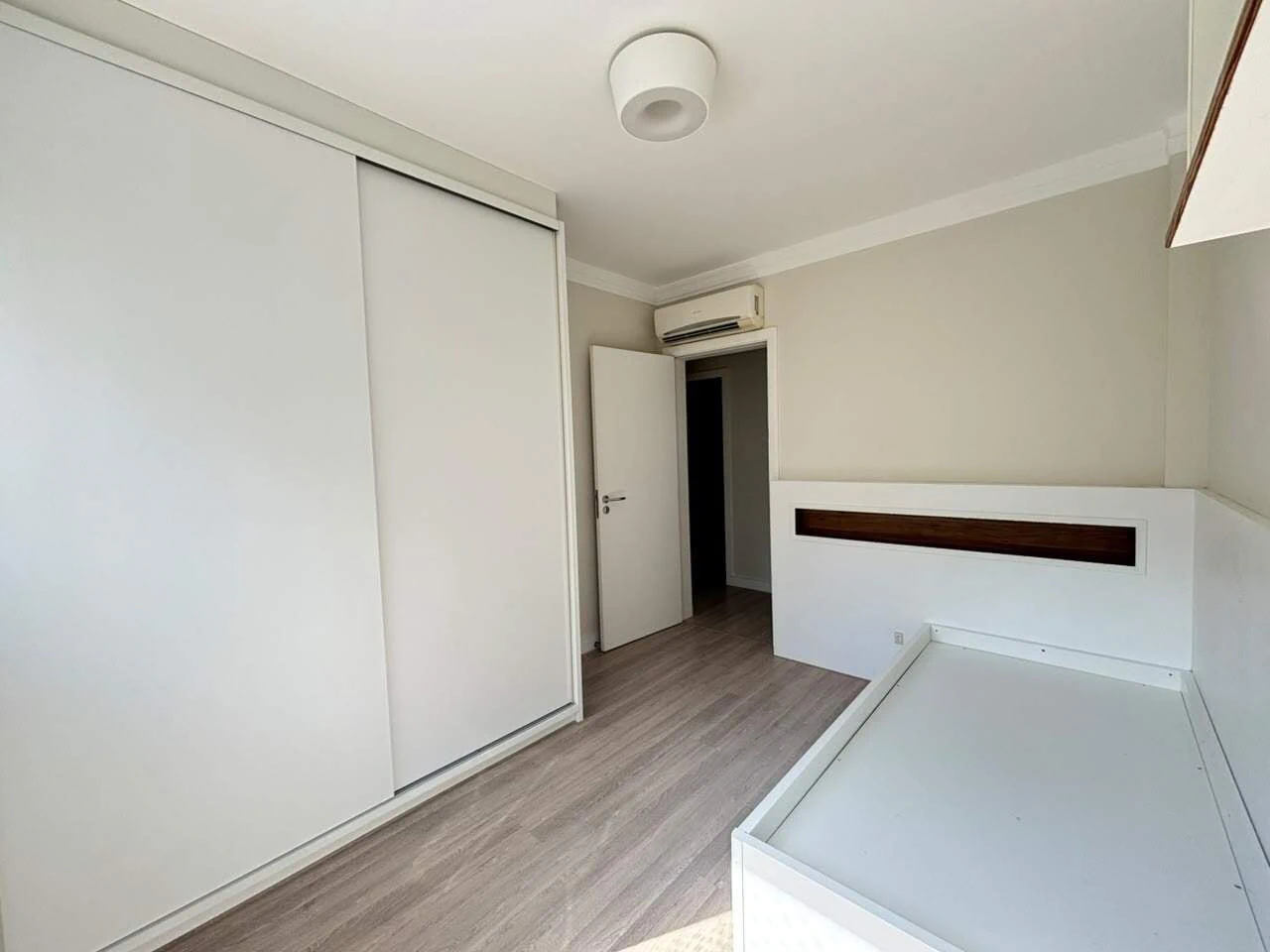 Glass-enclosed balcony in a 4-bedroom apartment, 127 m² — photo 5