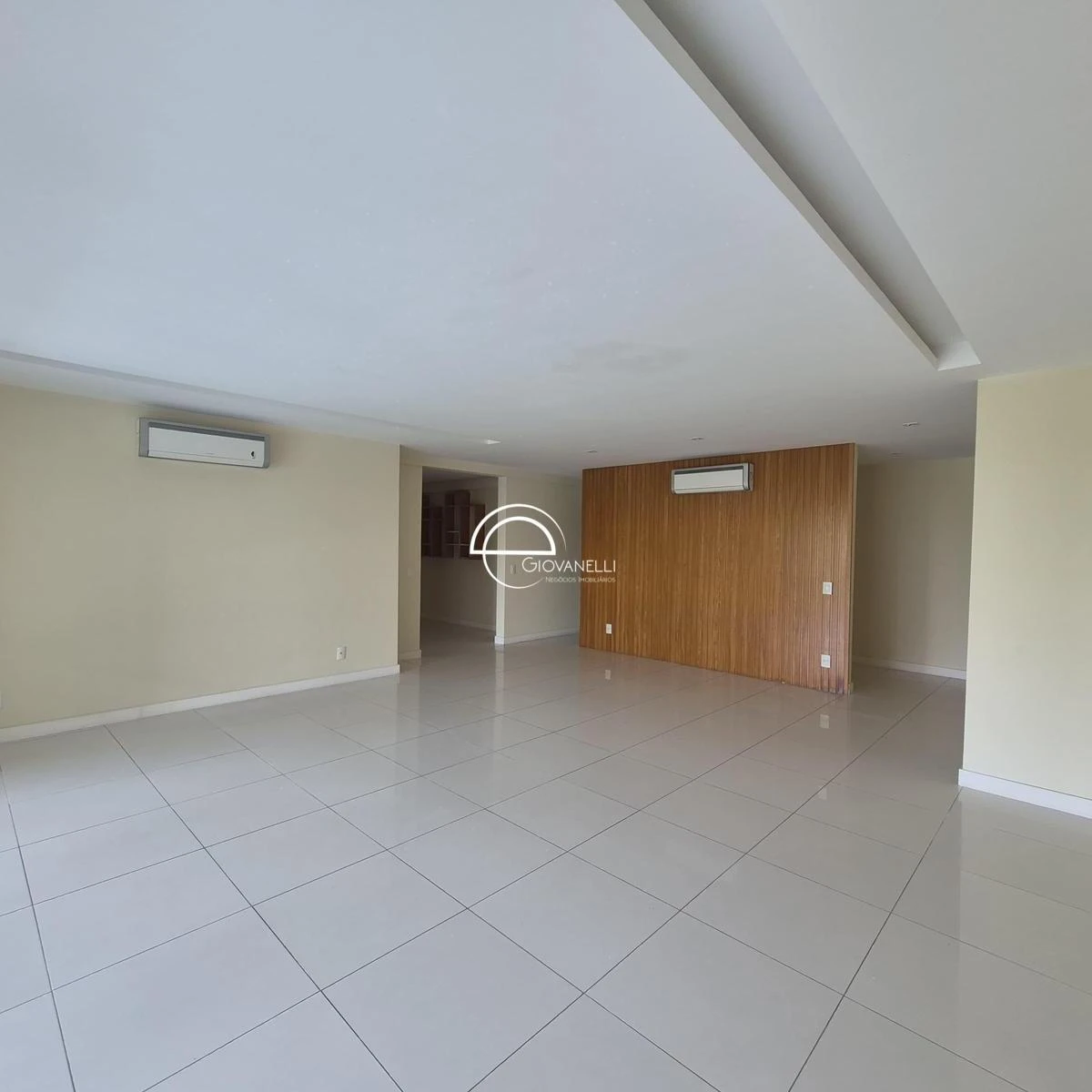 4-bedroom apartment with floor-to-ceiling windows