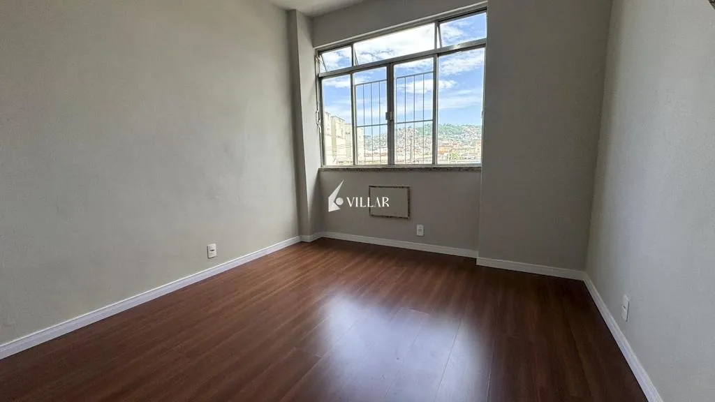 Wood or laminate floors in a 3-bedroom apartment, 80 m² — photo 11