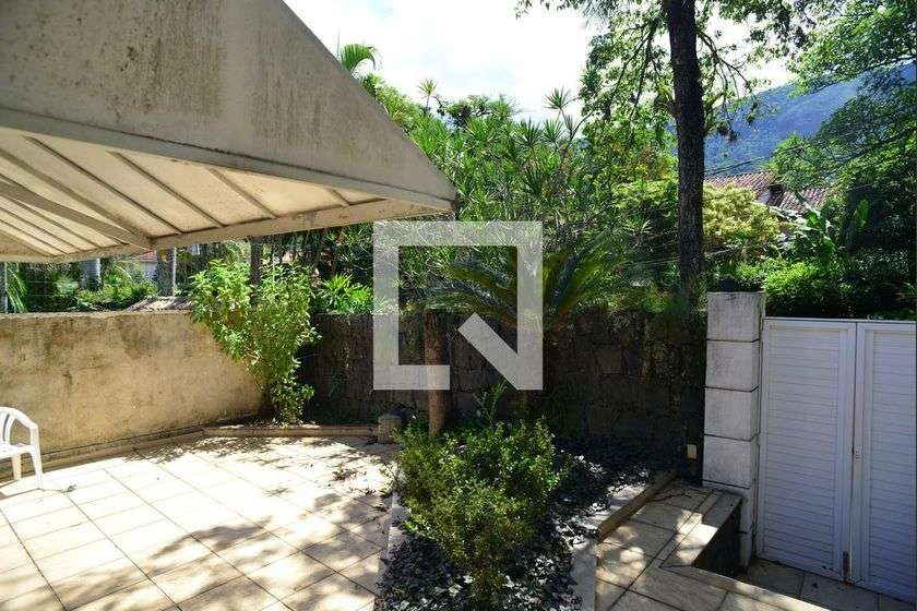 House in a gated community with 5 bedrooms and mountain view — photo 19