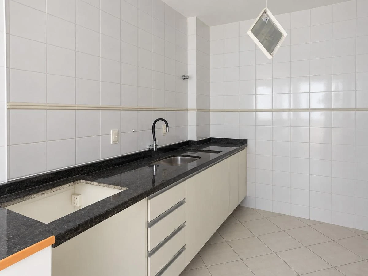 71 m² 1-bedroom apartment with a glass shower enclosure — photo 2