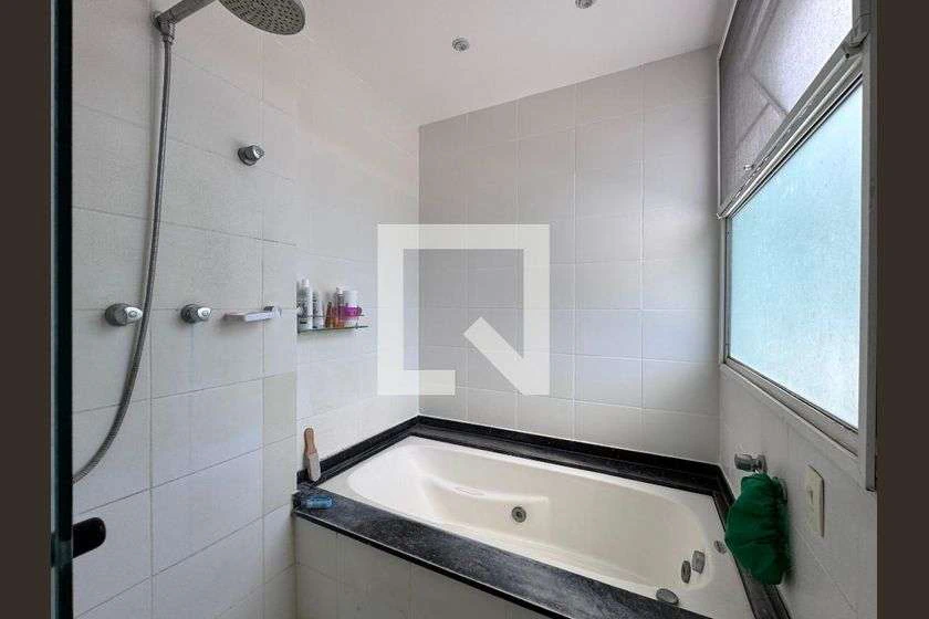 Condo house with 6 en-suite bedrooms and private garden