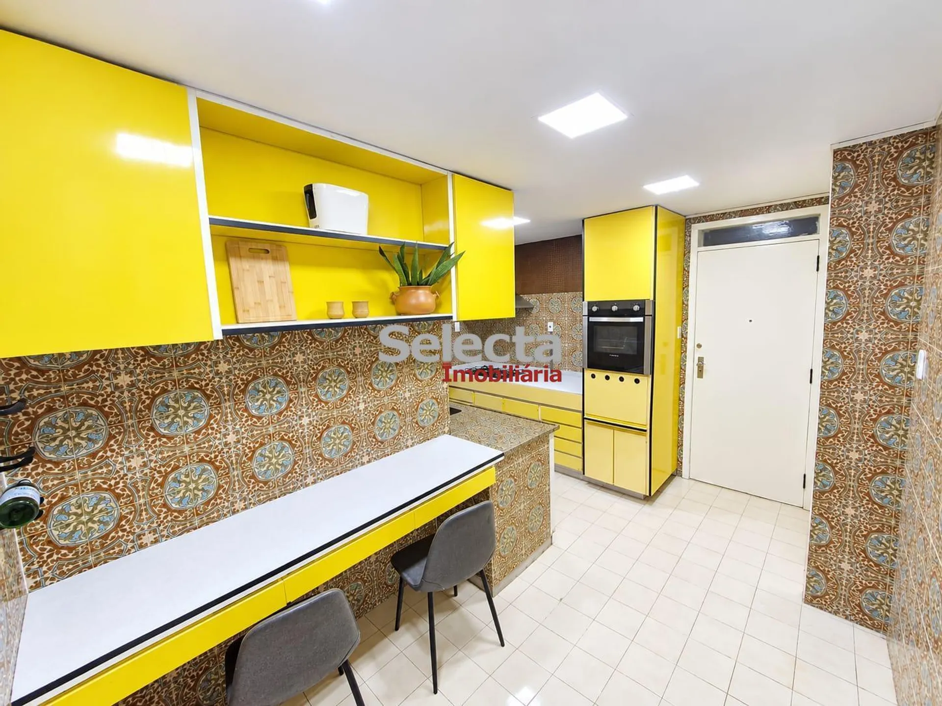 Apartment, 160 m², with wood or laminate floors — photo 13