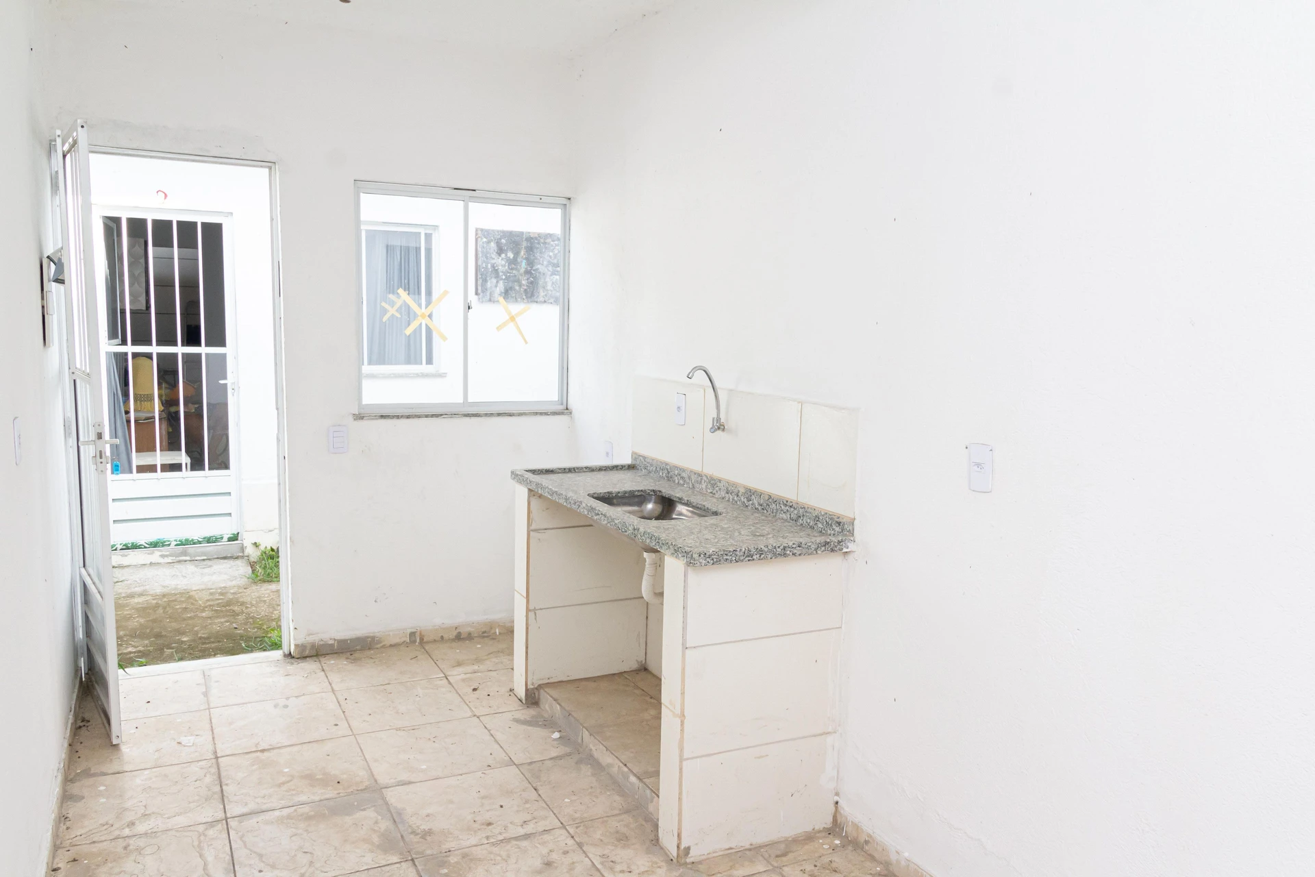 Studio unit with 1 bedroom, ensuite bathroom, private garden — photo 28