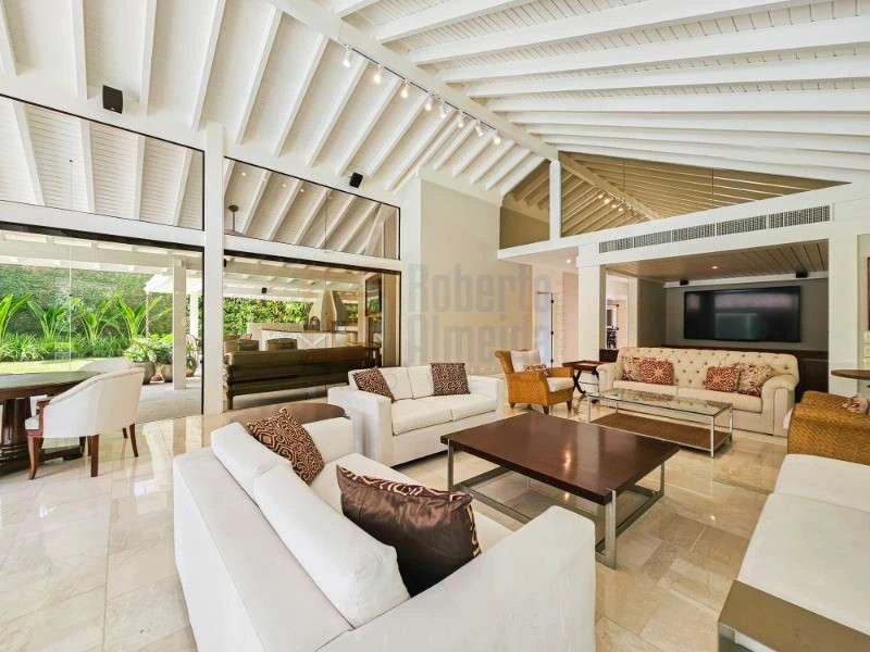 832 m² house with 6 bedrooms and an open-plan kitchen — photo 19
