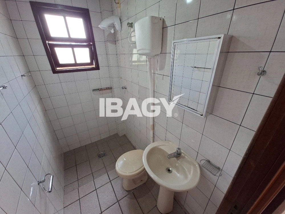 House with 3 bedrooms and a dedicated laundry area — photo 11