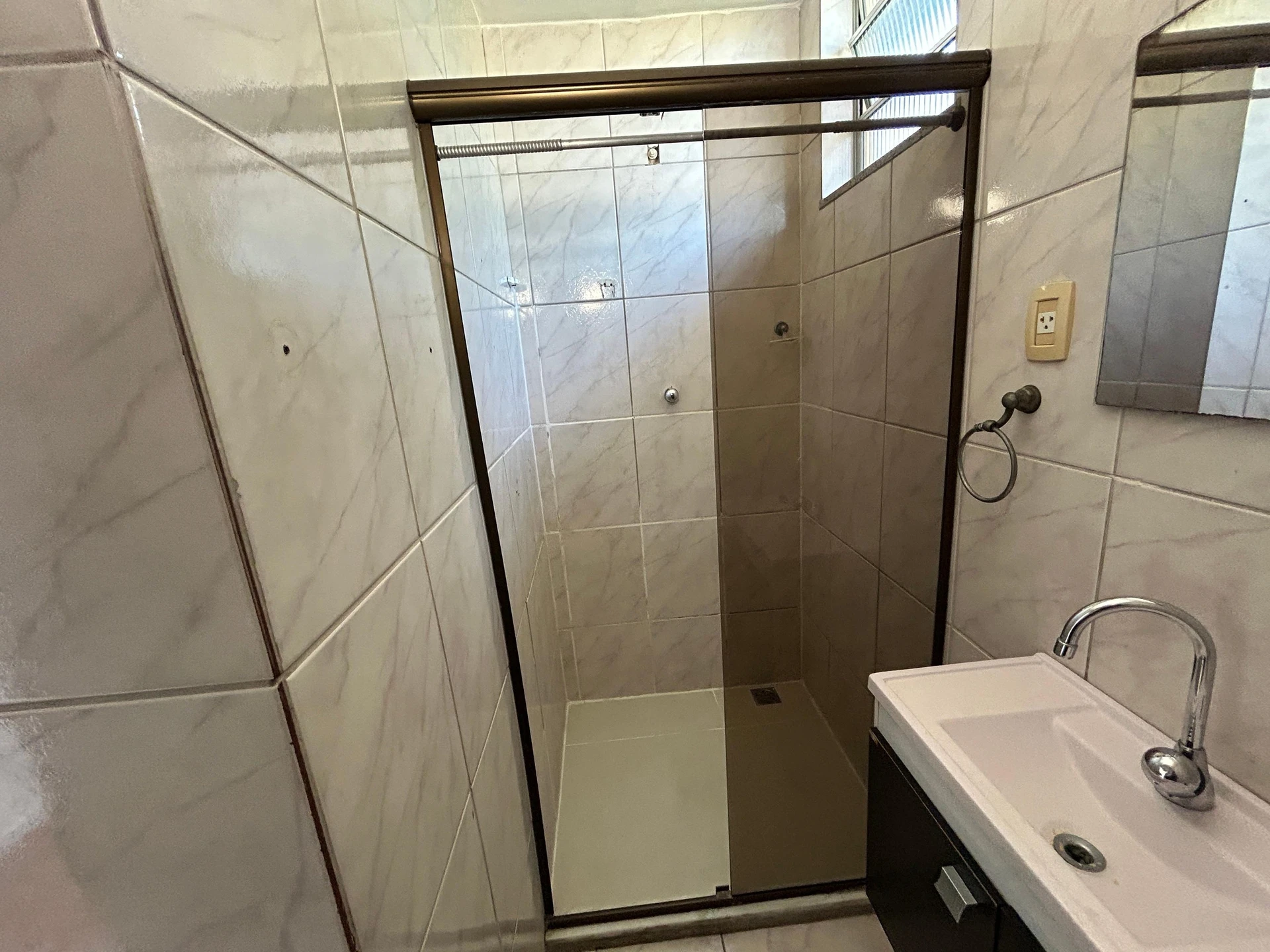 Unfurnished 3-bedroom apartment with 2 baths, no parking — photo 40