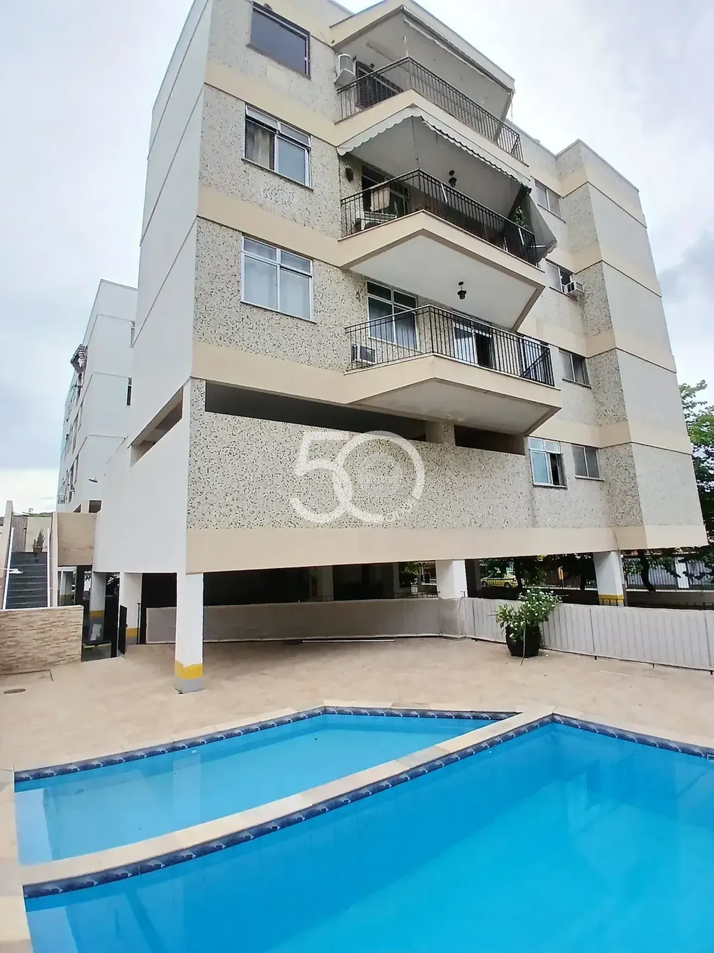 Apartamento de 2 quartos em condomínio com piscina — photo 8