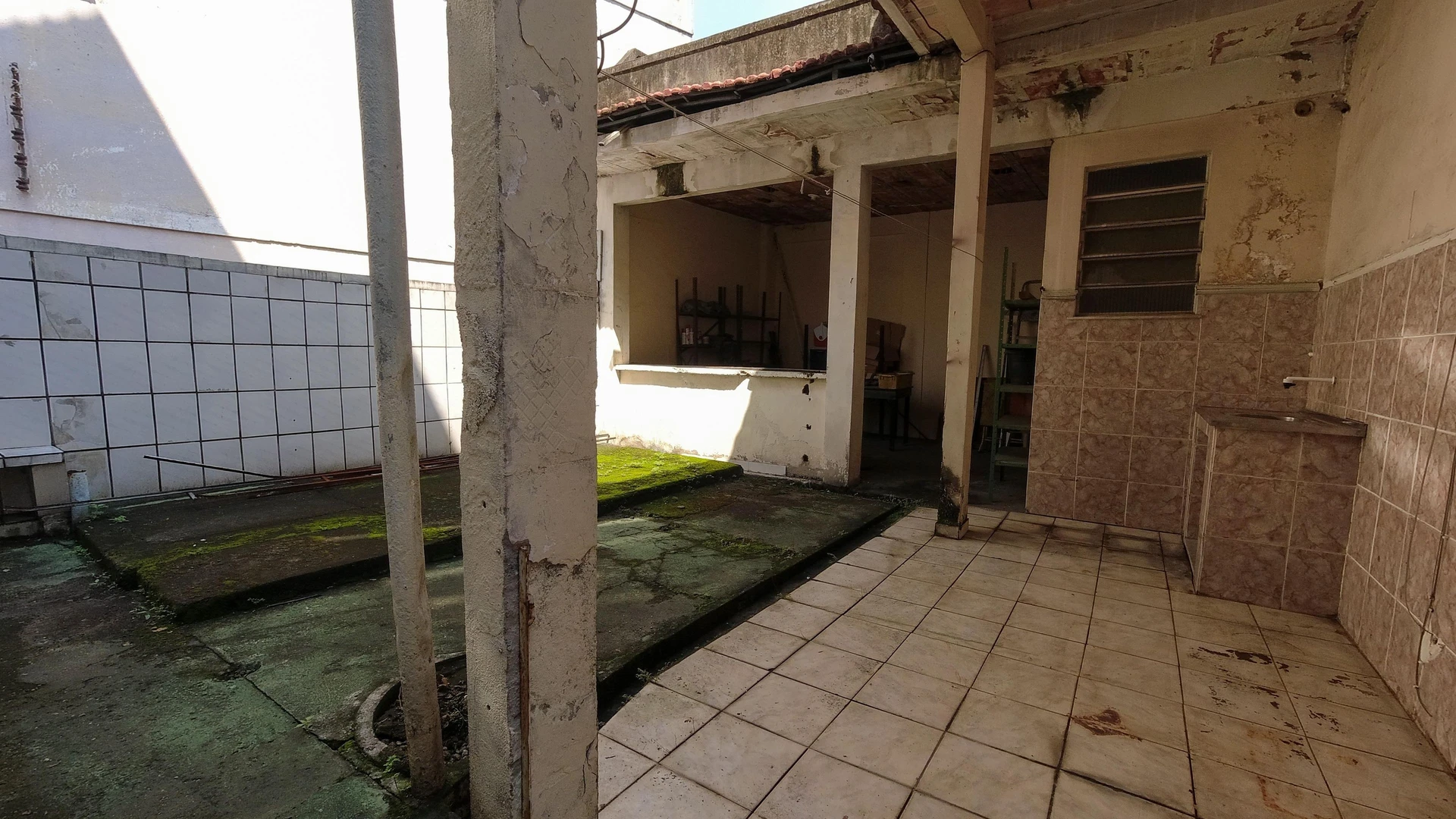 Unfurnished house with a balcony and private garden — photo 2