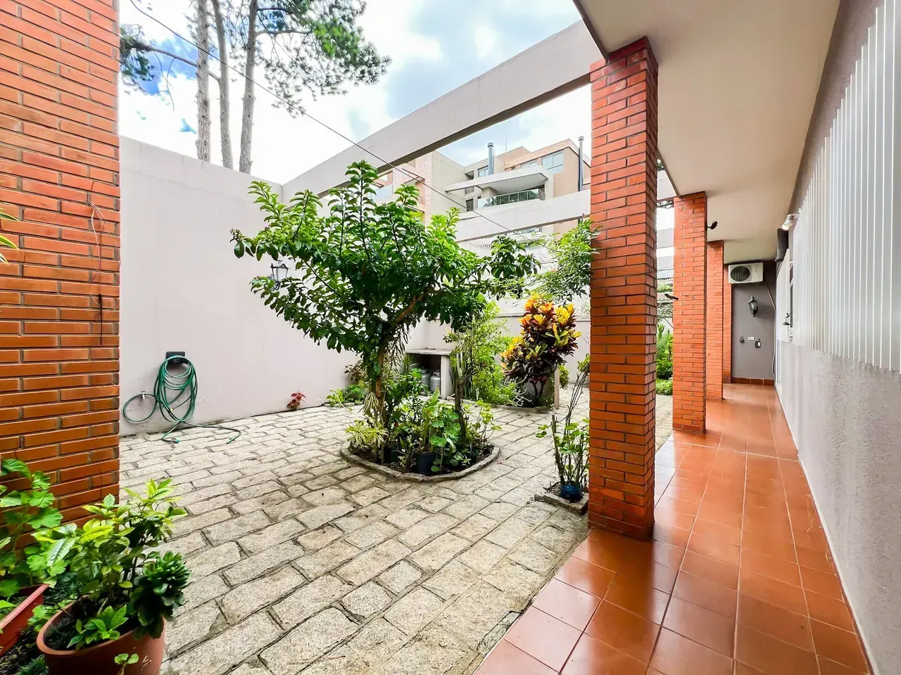 Commercial house with 590 m², 3 bedrooms and separate kitchen