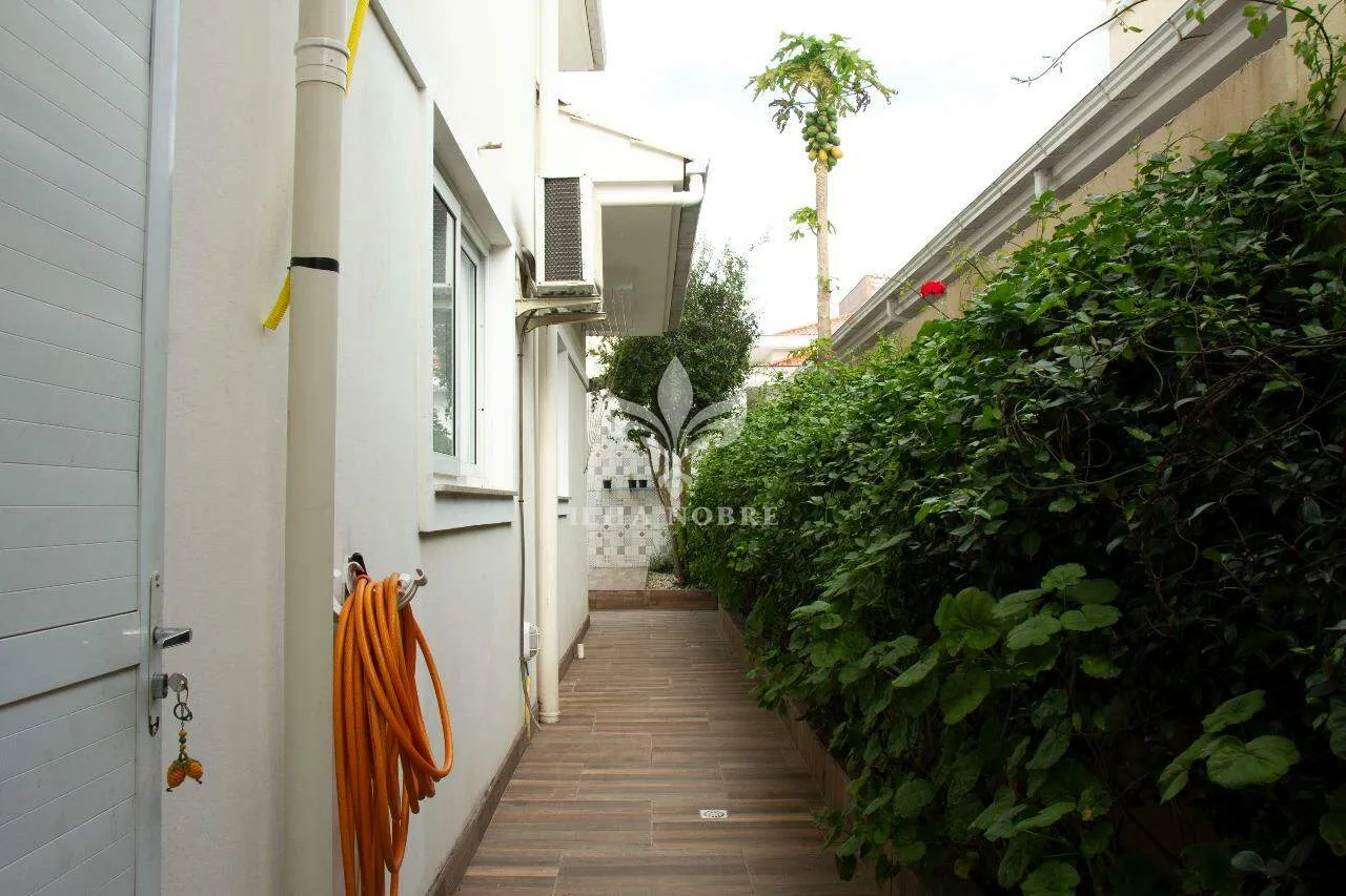 Balcony with a grill in a 3-bedroom house, 129 m² — photo 13