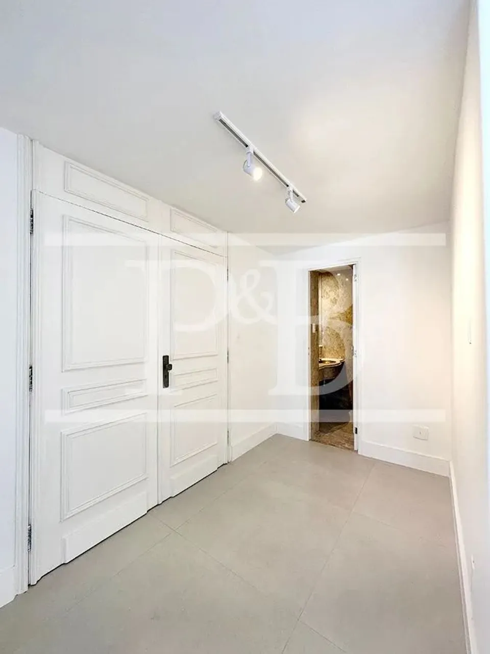3-bedroom apartment with enclosed glass balcony — photo 18