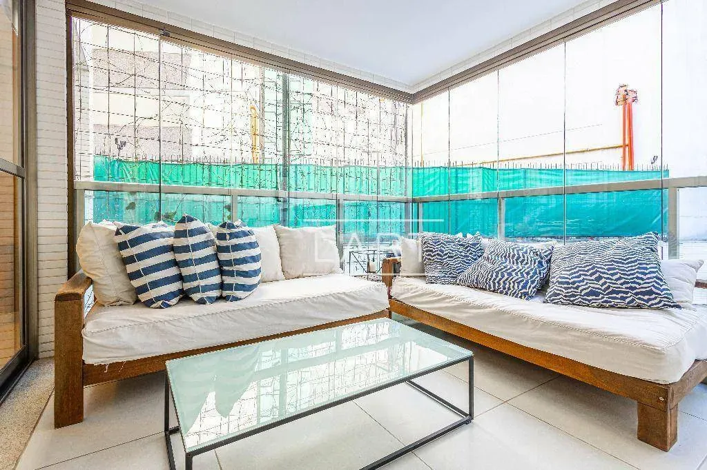 Apartamento com 2 dormitórios e varanda de vidro — photo 2