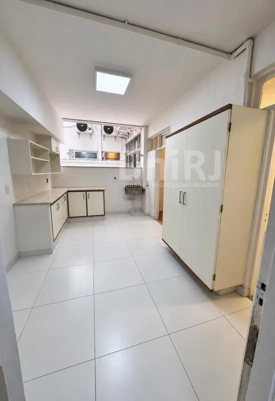 Home office in a 4-bedroom apartment, 280 m² — photo 27