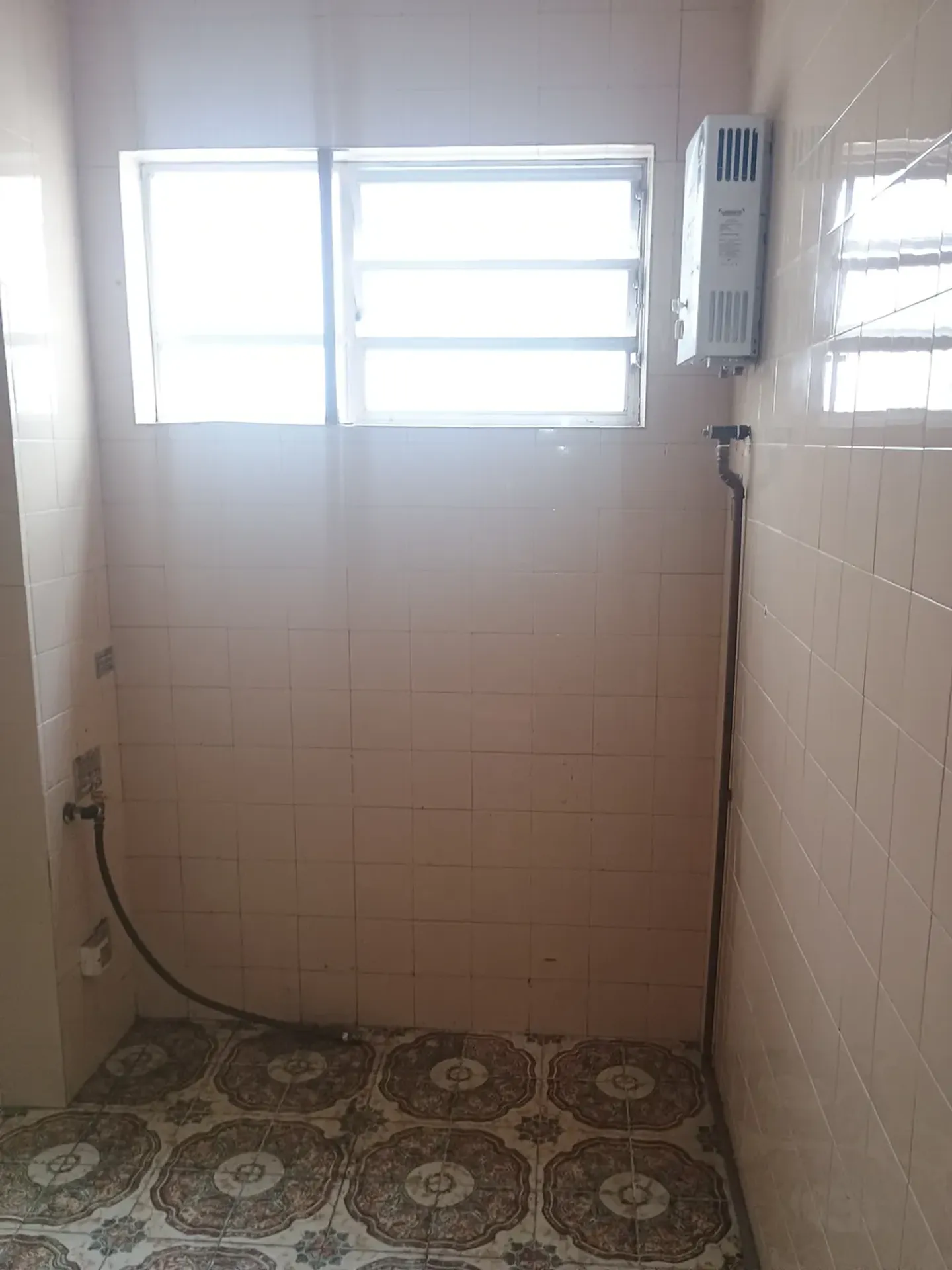 Apartment on the 6th floor with wood or laminate floors — photo 4
