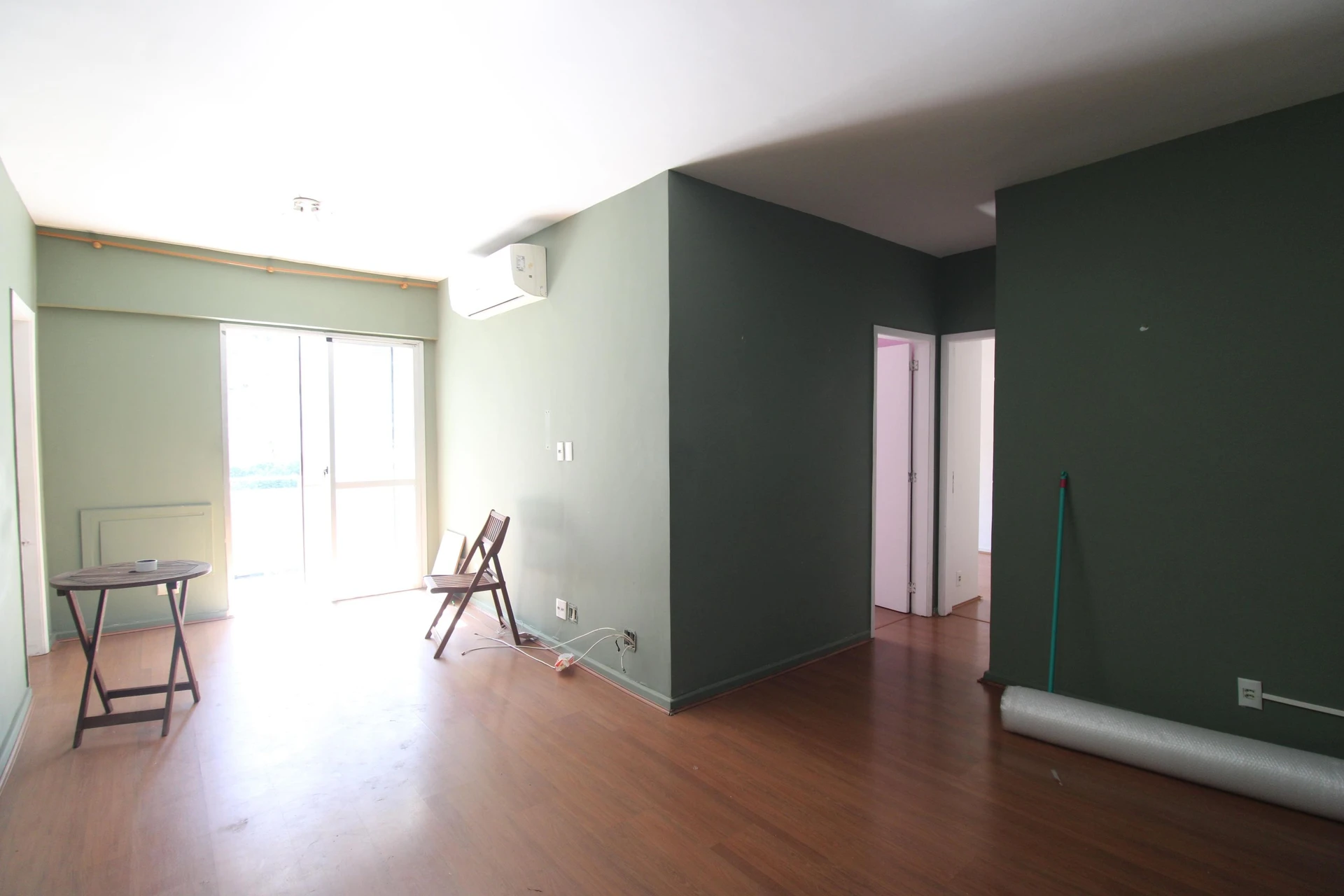 Unfurnished 2-bedroom apartment with 2 parking spots