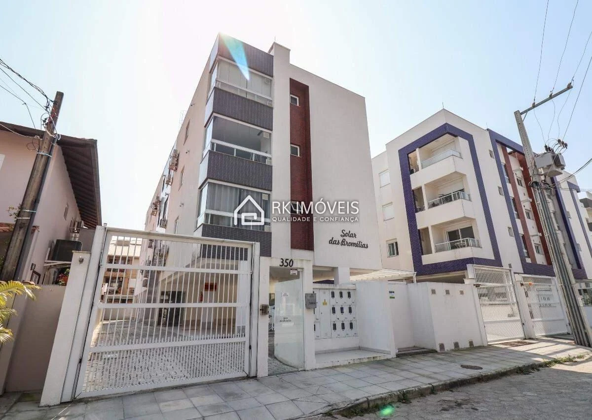 One-bedroom apartment in a building with a pool — photo 16