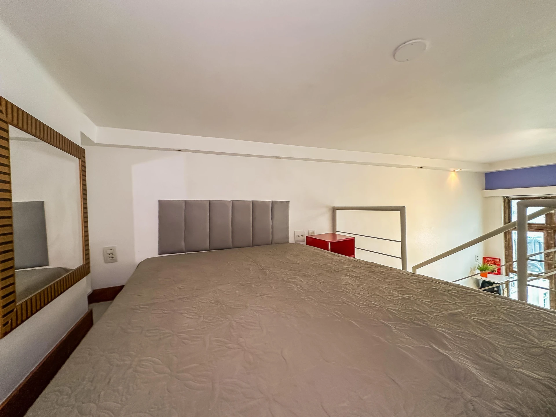 Furnished studio, 30 m², with floor-to-ceiling windows — photo 2