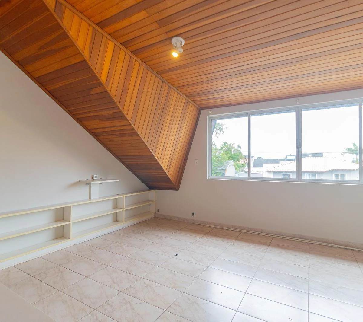 180 m² house with a home office and a bathtub — photo 25