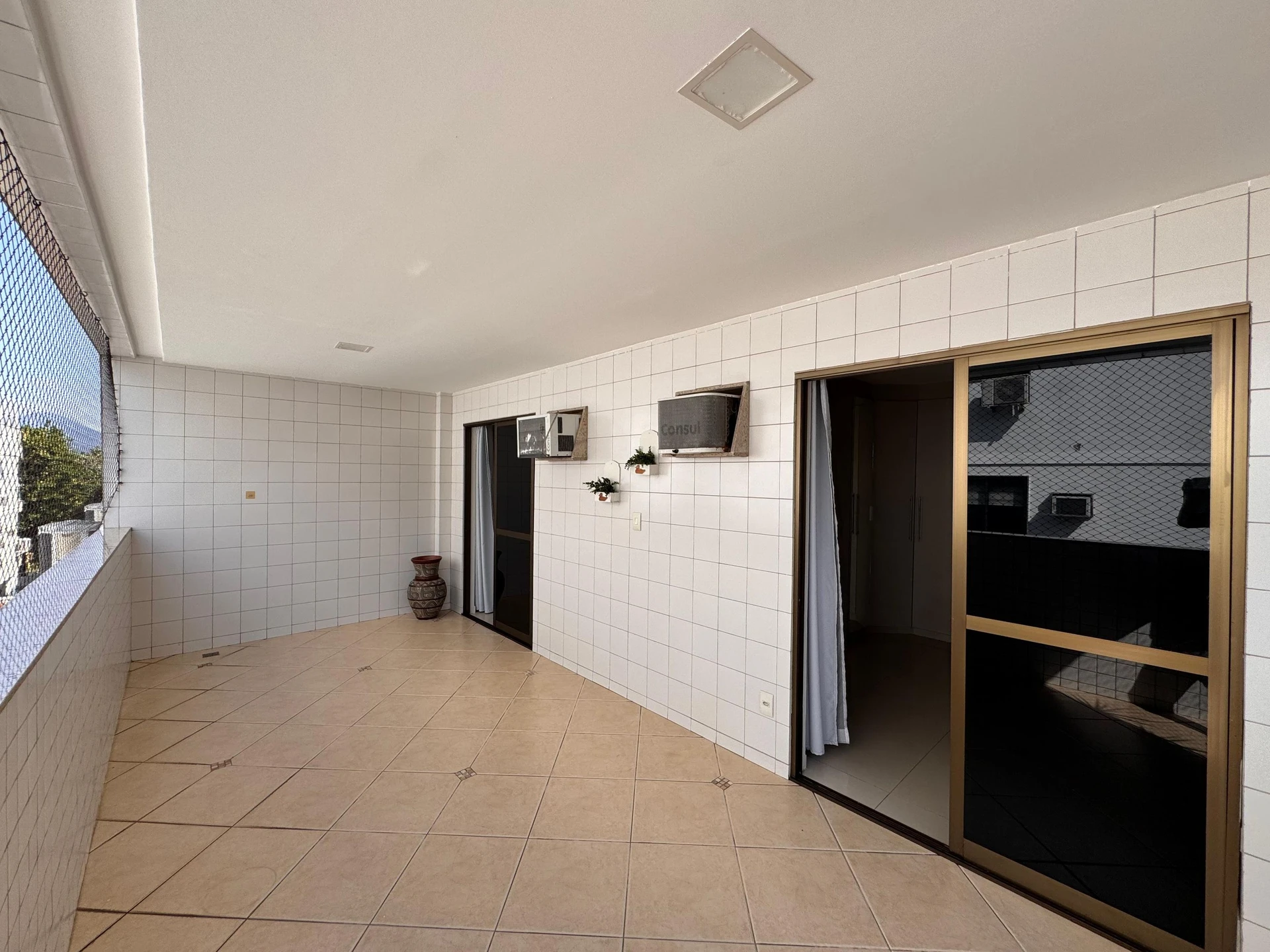 Unfurnished 3-bedroom apartment with a glassed balcony — photo 27