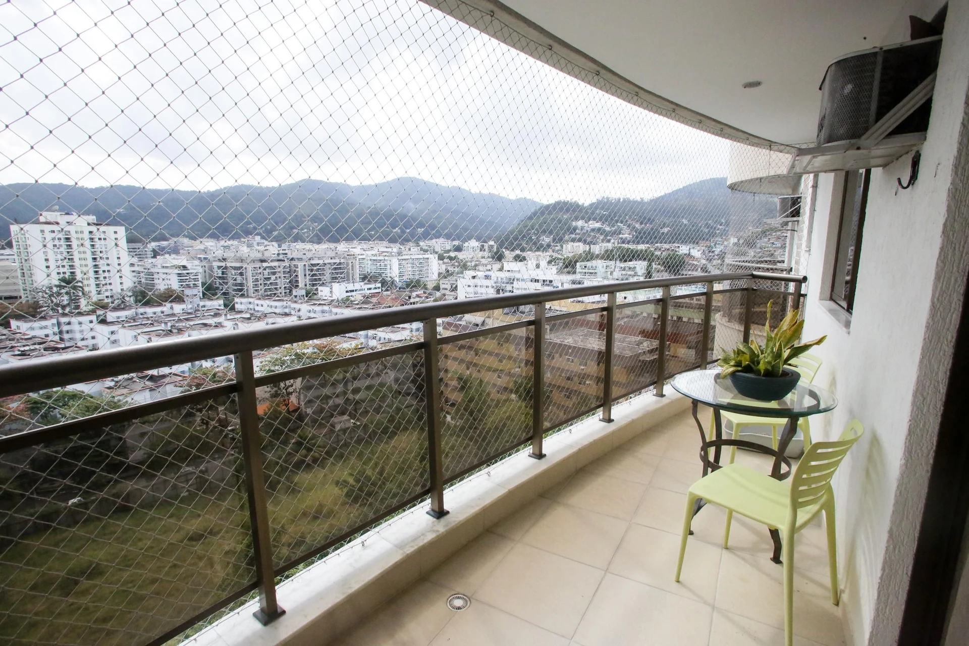 Furnished apartment with 4 bedrooms and a balcony