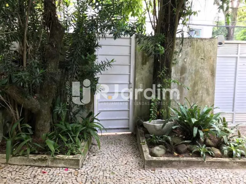 Residential house with a closed kitchen and gas stove — photo 25