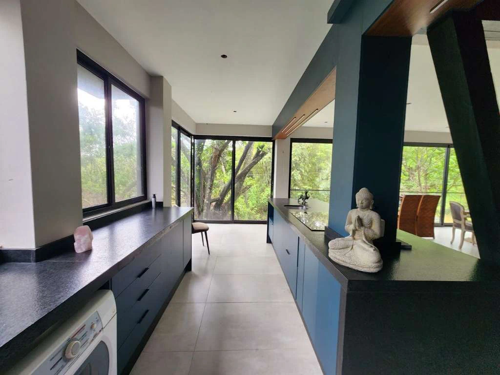 House with 4 en-suite bedrooms and an open-plan kitchen — photo 3