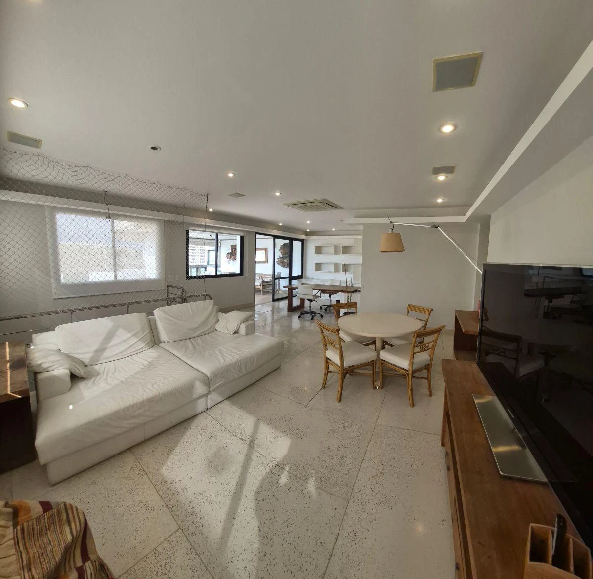 Bathtub in a 5-bedroom apartment, 465 m² — photo 3