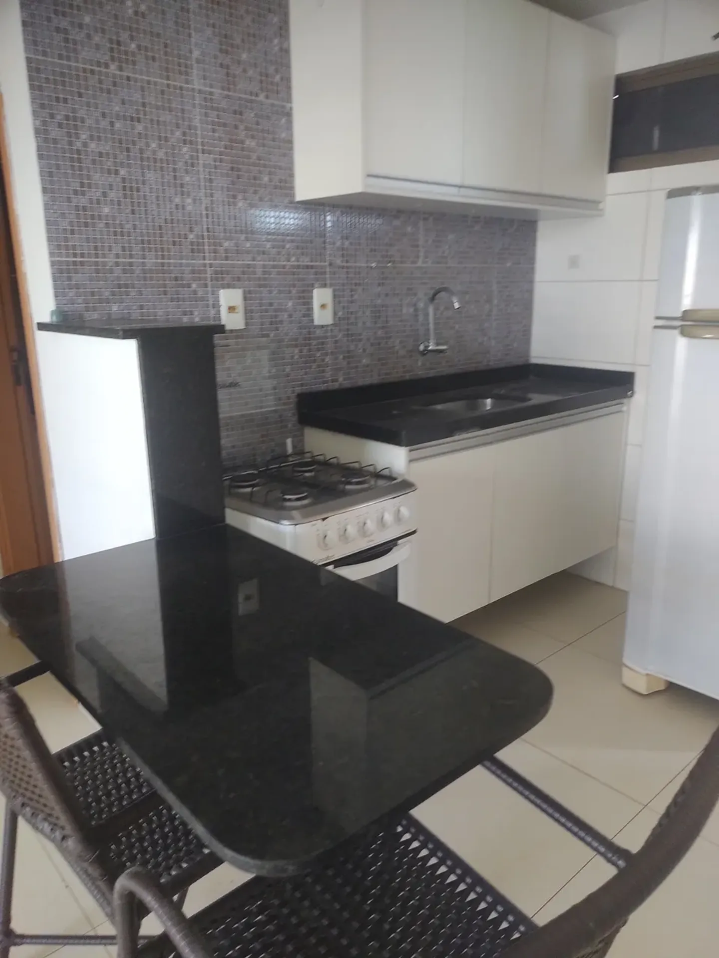 Furnished 1-bedroom apartment with open kitchen — photo 2