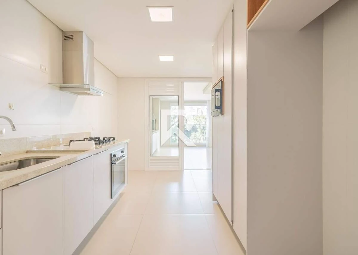 255 m² apartment with a bathtub and a walk-in closet — photo 2