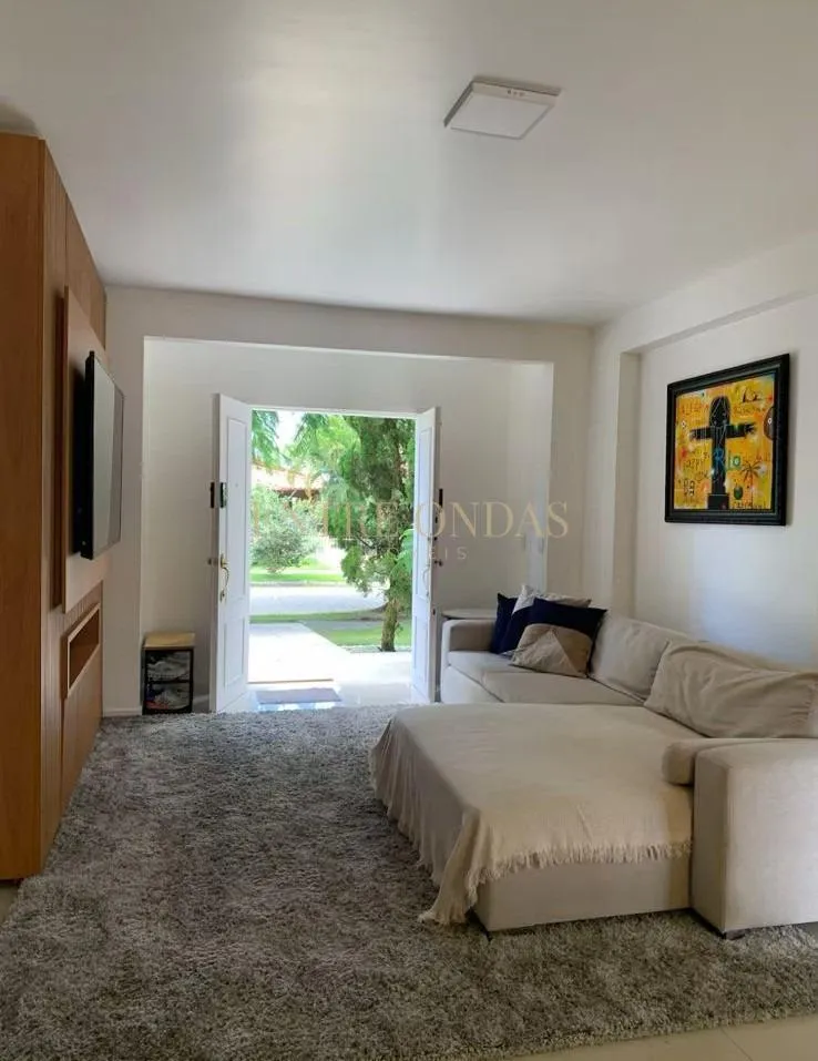 Walk-in closet in a 5-bedroom house, 400 m² — photo 3