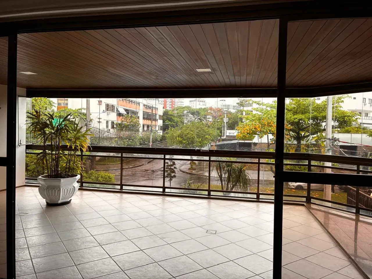 Unfurnished apartment with 3 bedrooms and a balcony — photo 10