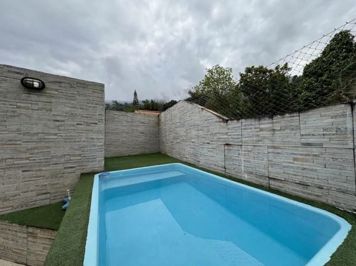 Balcony with a grill in a 2-bedroom house, 165 m² — photo 24