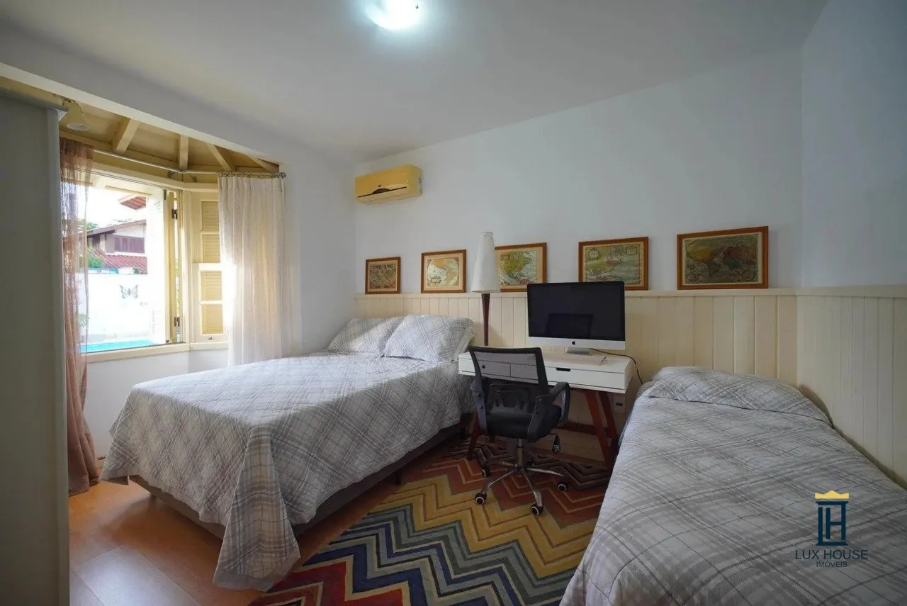 Casa de 3 dormitorios con ventanales de piso a techo — photo 12