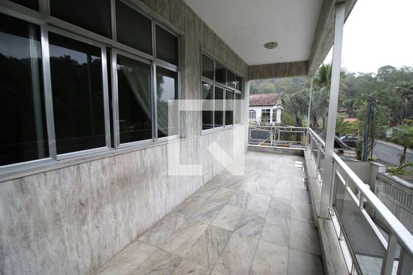 Condominium house with a balcony and private garden — photo 8