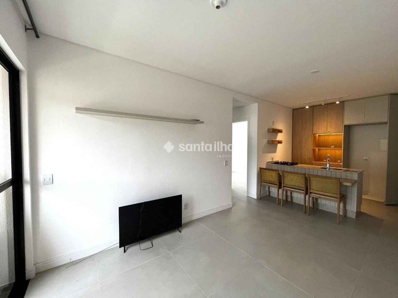 Balcony with a grill in a 2-bedroom apartment, 59 m²