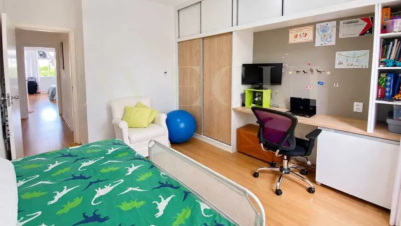 Balcony with a grill in a 3-bedroom apartment, 310 m² — photo 21